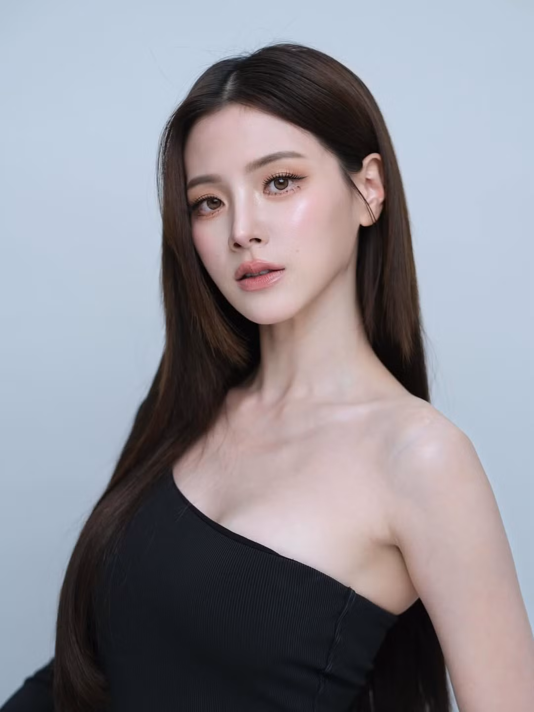 Trong vài năm trở lại đây, Baifern Pimchanok liên tục phủ sóng truyền thông nhờ tham gia các dự án điện ảnh và truyền hình chất lượng, thường xuyên tạo trend trong cộng đồng yêu phim Thái.