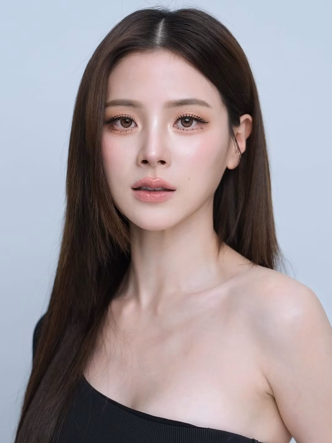 Trong loạt ảnh, “nàng thơ của điện ảnh xứ Chùa Vàng” Baifern Pimchanok xuất hiện với layout trang điểm trong suốt, tôn lên làn da mịn màng như phủ sương.