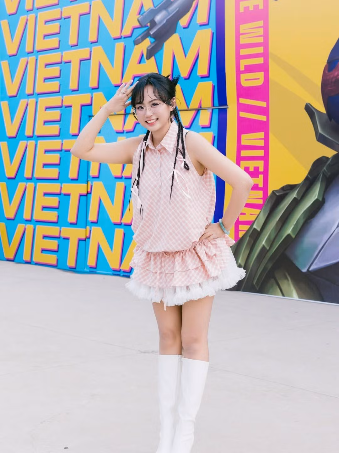 Với những người theo dõi Liên Minh Huyền Thoại tại Việt Nam, Minh Nghi là cái tên đã quá quen thuộc. Cô đảm nhận vai trò MC của VETV, dẫn dắt nhiều bản tin và là một trong những gương mặt sáng giá tại các giải đấu lớn của VCS.