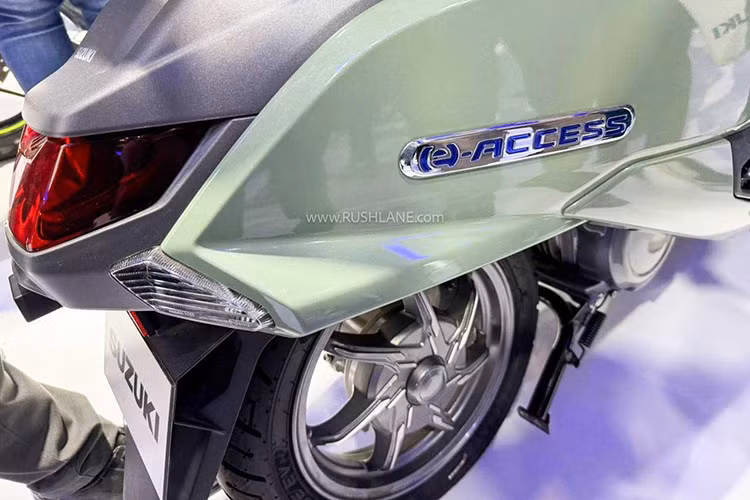Xe ga Suzuki Access 2025 sử dụng bộ vành đúc với kích thước 12 inch cho bánh trươc và 10 inch cho bánh sau đi kèm với đó là lốp không săm kích thước trước sau lần lượt là 90/90 - 12 54J và 90/100 – 10 53J.