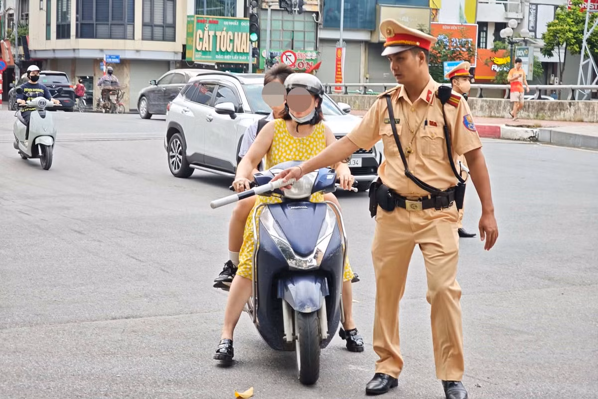 Đáng lưu ý, với trẻ em và học sinh, hành vi vi phạm của người lớn có thể tạo thành thói quen cho chính các em. Việc một phụ huynh giao xe cho con khi chưa đủ điều kiện không chỉ tiềm ẩn nguy cơ xảy ra tai nạn mà còn khiến học sinh hình thành tâm lý xem nhẹ các quy định khi tham gia giao thông.