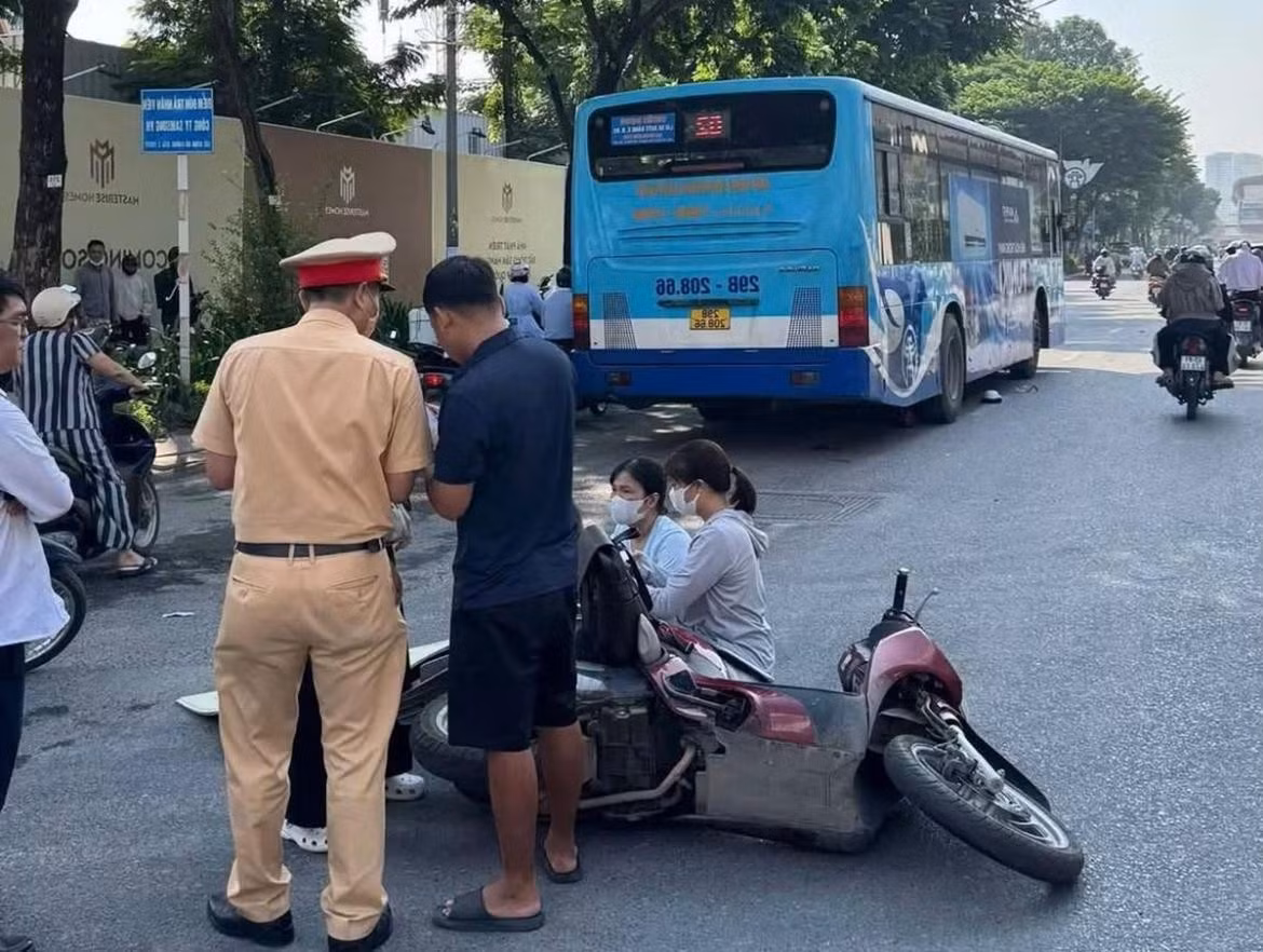 Lực lượng chức năng có mặt hỗ trợ xử lý vụ việc