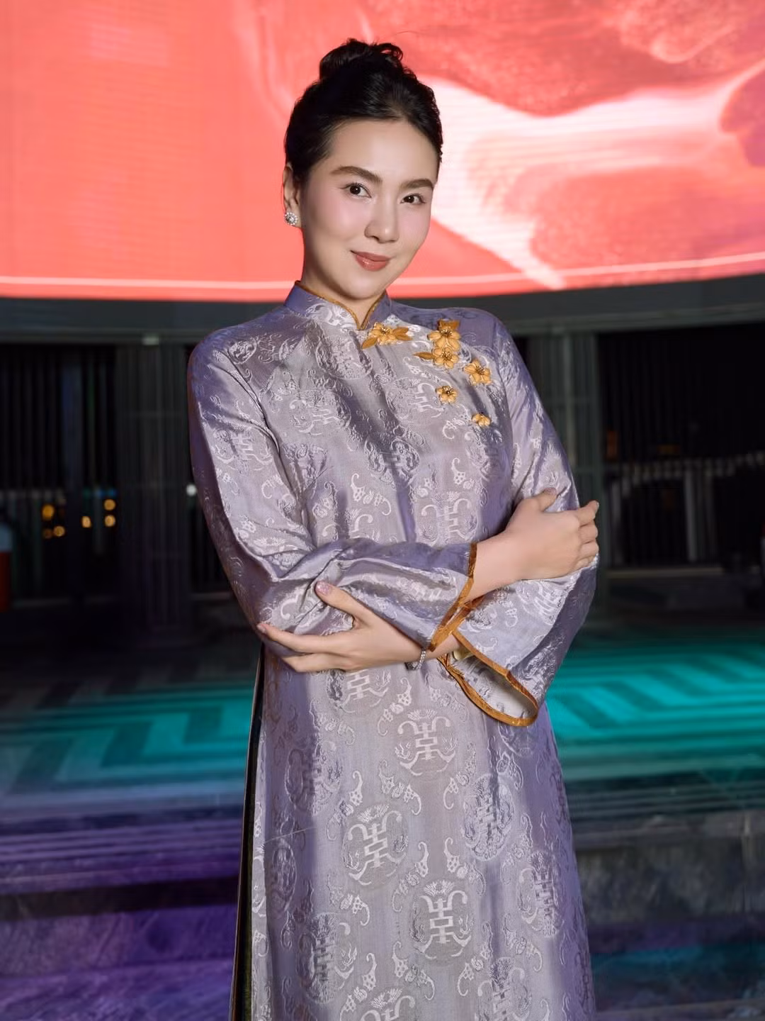 Tại Year End Party – sự kiện tổng kết cuối năm quy tụ đông đảo khách mời trong nhiều lĩnh vực, MC Mai Ngọc trở thành một trong những gương mặt thu hút sự chú ý ngay từ khi xuất hiện. Không chọn váy áo lộng lẫy hay phong cách hiện đại, nữ MC ghi điểm với tà áo dài truyền thống, toát lên vẻ đẹp dịu dàng, sang trọng và đầy tinh tế.