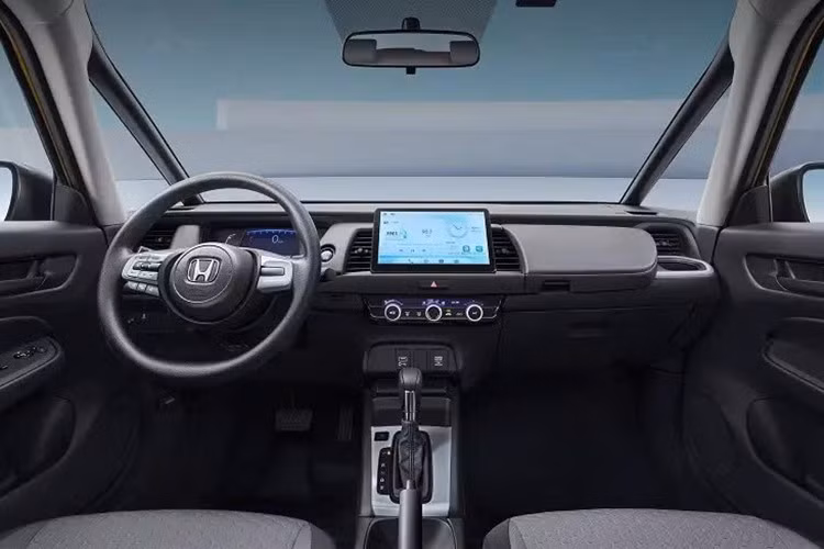 Bên trong xe, bố cục nội thất tạo cảm giác quen thuộc với người dùng Honda Jazz. Nguyên nhân là bởi hãng Honda chỉ áp dụng một vài nâng cấp nhỏ cho mẫu xe hatchback hạng B này. Trong đó, đáng chú ý nhất là màn hình giải trí trung tâm 10,1 inch mới, kết hợp với bảng đồng hồ kỹ thuật số 7 inch.