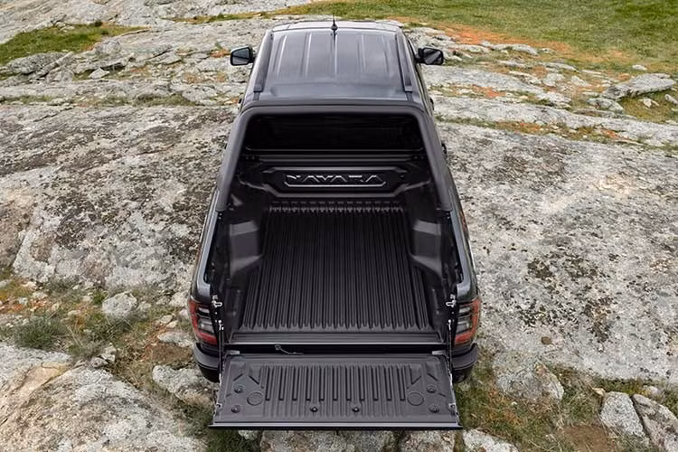Hộp số tự động 6 cấp trên Nissan Navara 2026 được kết hợp với hai hệ thống dẫn động bốn bánh riêng biệt, cụ thể là thiết kế dẫn động bốn bánh bán thời gian hoặc dẫn động bốn bánh bán thời gian với bộ vi sai trung tâm Torsen chống trượt.