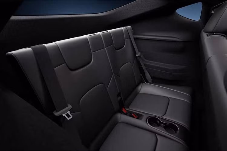 Việc hàng ghế thứ 3 khá nhỏ và chật chội trên Model Y được xem là đáng thất vọng đối với khách hàng của Tesla, những người kỳ vọng vào một chiếc Model Y bảy chỗ thực sự.