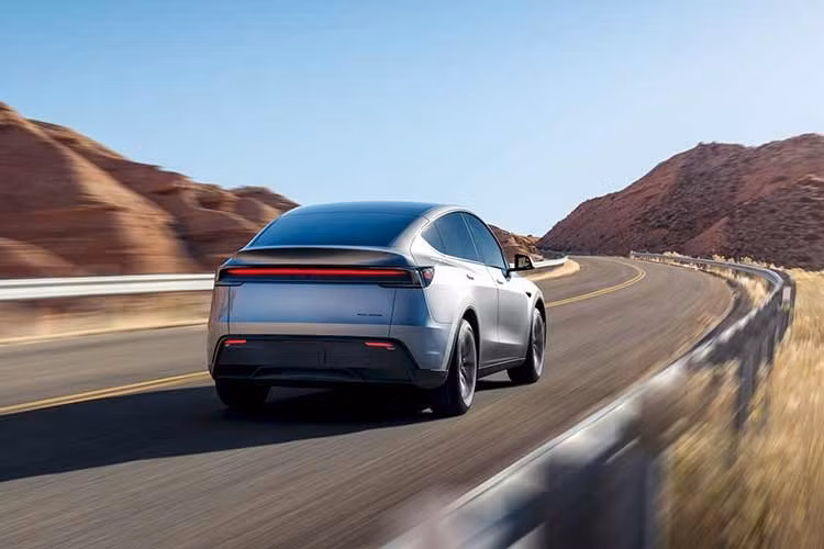 Tại thị trường Mỹ, Tesla Model Y Premium AWD 2026 mới được trang bị 2 động cơ điện và hệ dẫn động AWD. Với khối lượng bản 5 chỗ lên đến 2.029 kg, xe có khả năng tăng tốc 0-97 km/h trong 4,6 giây.