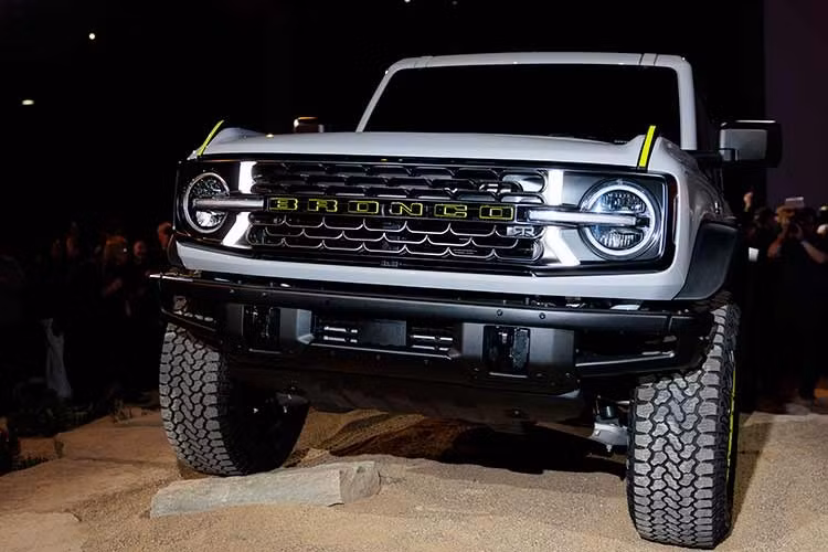 Trang bị tiêu chuẩn đáp ứng như cầu off-road gồm hệ thống treo nâng cao gầm xe kết hợp với lốp 33 inch. Khách hàng có thể nâng cấp lên gói tuỳ chọn Sasquatch. Gói nâng cấp mang đến lốp 35 inch và hệ thống HOSS 3.0 tiên tiến, kết hợp bộ giảm chấn FOX tích hợp.