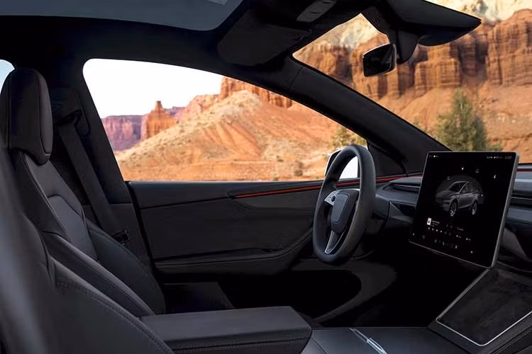 Trái ngược với phiên bản Model Y L tại Trung Quốc, Tesla vẫn giữ nguyên trục cơ sở 2.890 mm, thay vì tăng lên 3.040 mm, khiến vị trí hàng ghế thứ 3 khá chật.