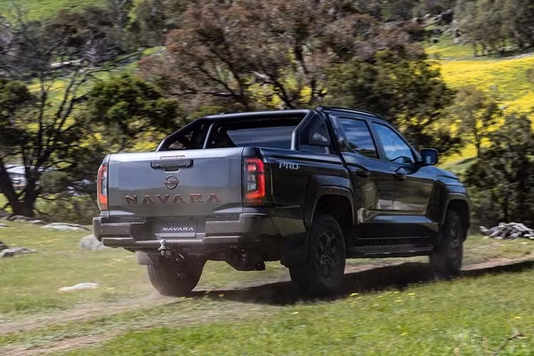 Mẫu xe bán tải Navara về nhiều mặt là một chiếc Mitsubishi L200. Còn được biết đến với tên gọi Triton, L200 đã được thiết kế lại hoàn toàn vào năm 2023 cho năm sản xuất 2024. Việc thiết kế lại bao gồm khung gầm dạng thang mới.