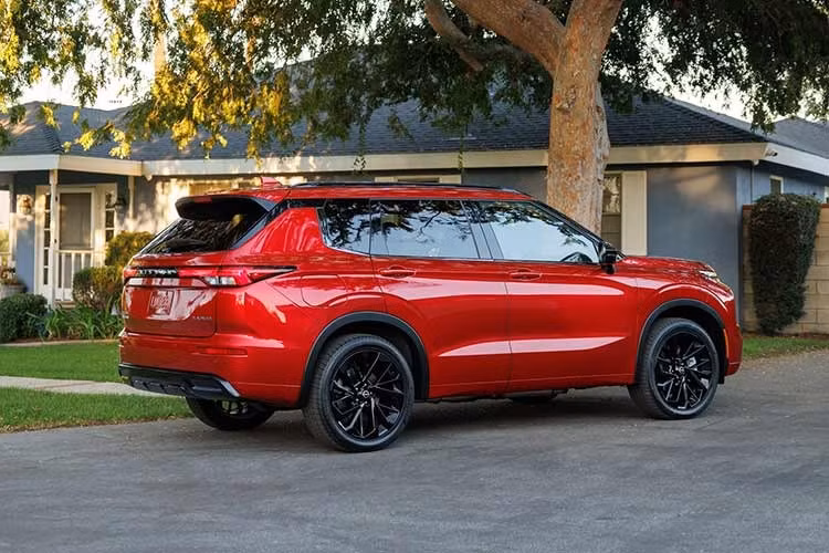 Dự kiến ​​sẽ đến tay các đại lý vào quý đầu tiên năm 2026, mẫu xe SUV Nissan Rogue Plug-In Hybrid thế hệ mới sẽ có 7 chỗ ngồi. Tuy nhiên, hàng ghế thứ ba có không gian để chân khá hạn chế, khiến nó phù hợp hơn cho trẻ em và người lớn có vóc dáng nhỏ.