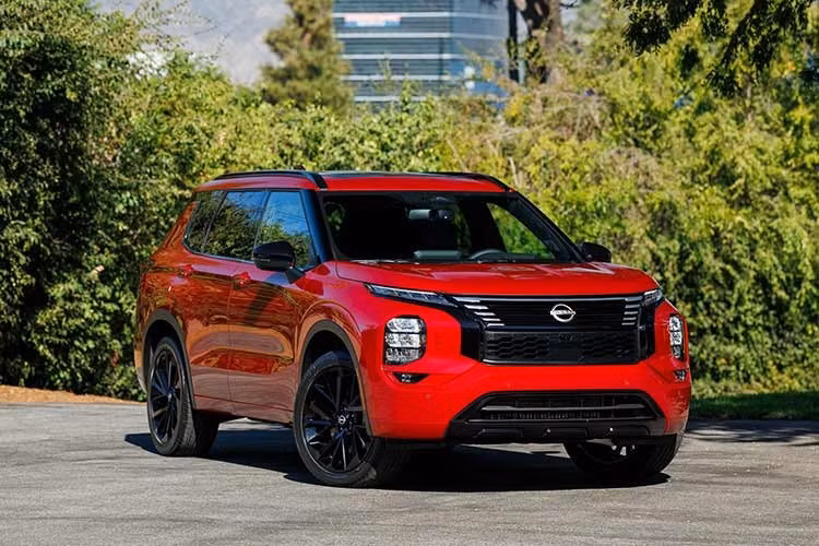 Một phần lý do Mitsubishi đảm nhận việc sản xuất là do tình hình tài chính của Nissan, buộc hãng ôtô Nhật Bản phải tập trung mạnh vào các sản phẩm được đổi tên thương hiệu. Được sản xuất từ ​​ngày 12/1 tại nhà máy lắp ráp Okazaki ở tỉnh Aichi, Nhật Bản, Rogue Plug-In Hybrid thực chất chỉ là phiên bản Outlander PHEV đã lỗi thời của Mitsubishi với logo và kiểu dáng khác.