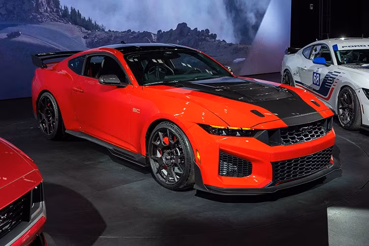 Ford đã quyết định đẩy sớm việc ra mắt chiếc Mustang Dark Horse SC đầu tiên của mình tại Detroit Auto Show 2026. Như vậy, hãng cũng không có ý định hồi sinh các tên gọi Cobra hay Boss như những tin đồn lan truyền khi chiếc Ford Mustang này được bắt gặp đang thử nghiệm với lớp ngụy trang toàn thân.