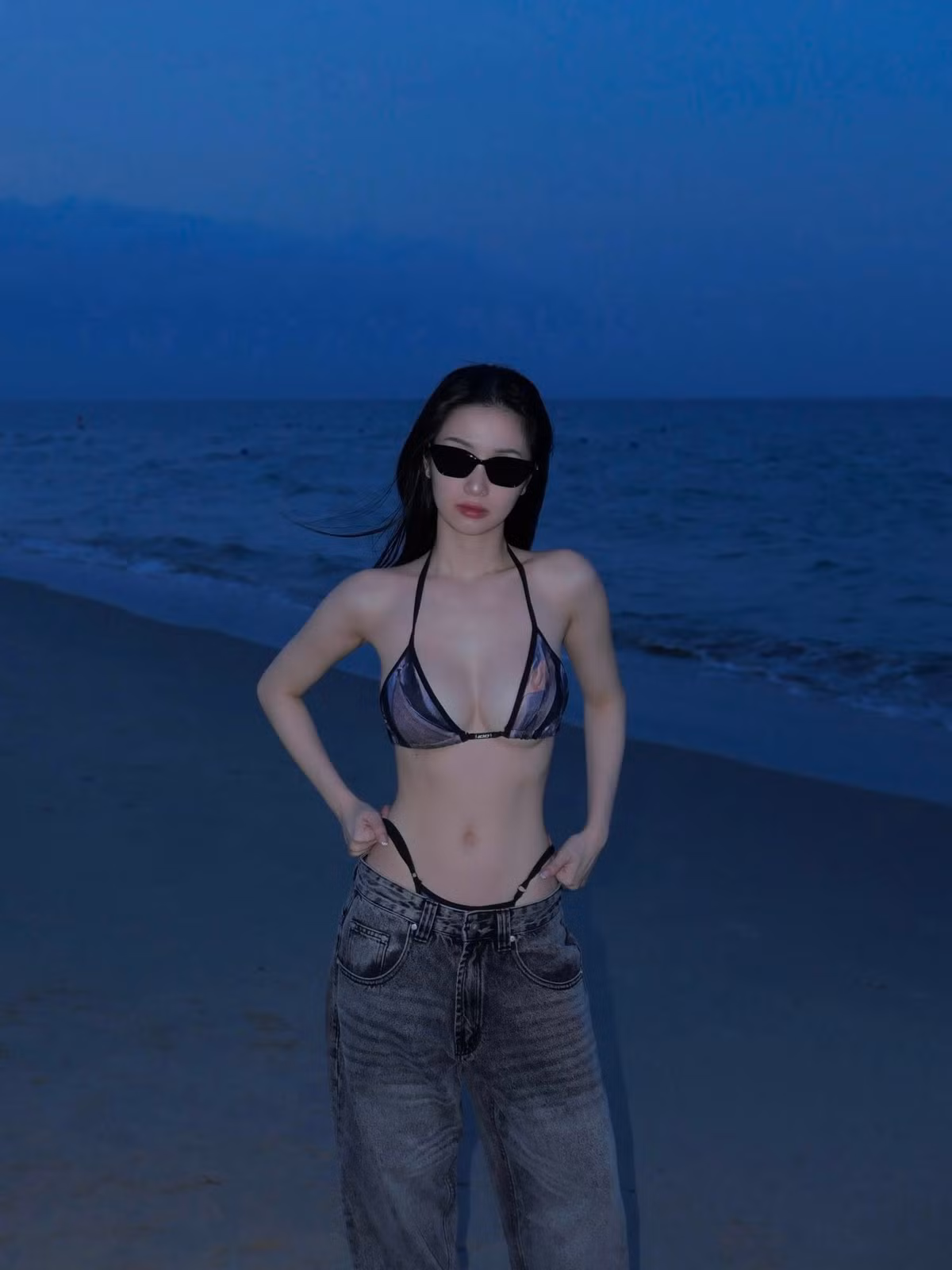 Trong ảnh, Jun Vũ diện một thiết kế bikini hai mảnh tối giản, khéo léo khoe trọn đường cong cơ thể hoàn hảo với vòng eo con kiến săn chắc và làn da trắng sứ không tì vết.