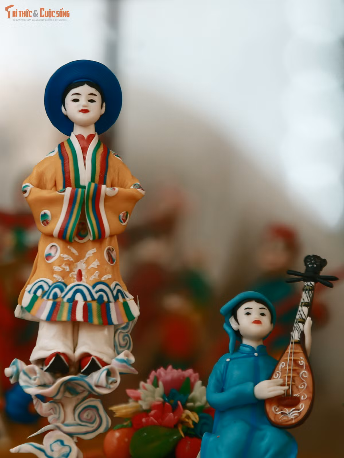 Giữa một Hàng Mã ngày càng nhiều sắc màu mới, những con tò he vẫn có cách riêng để giữ chân người qua đường: bằng ký ức với người Việt và sự tò mò với những vị khách lần đầu gặp gỡ.