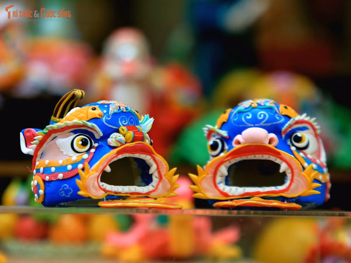 Hình ảnh đầu lân được hoàn thiện qua bàn tay của nghệ nhân nặn tò he.
