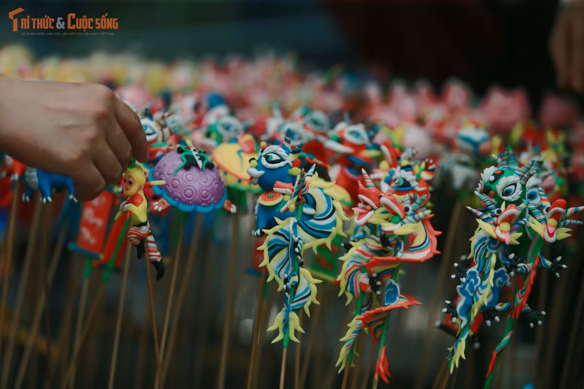 Với nhiều người Việt, những hình hài nhỏ bé ấy không chỉ là món đồ chơi mà còn gợi lại một phần ký ức Trung thu của những năm tháng trước.