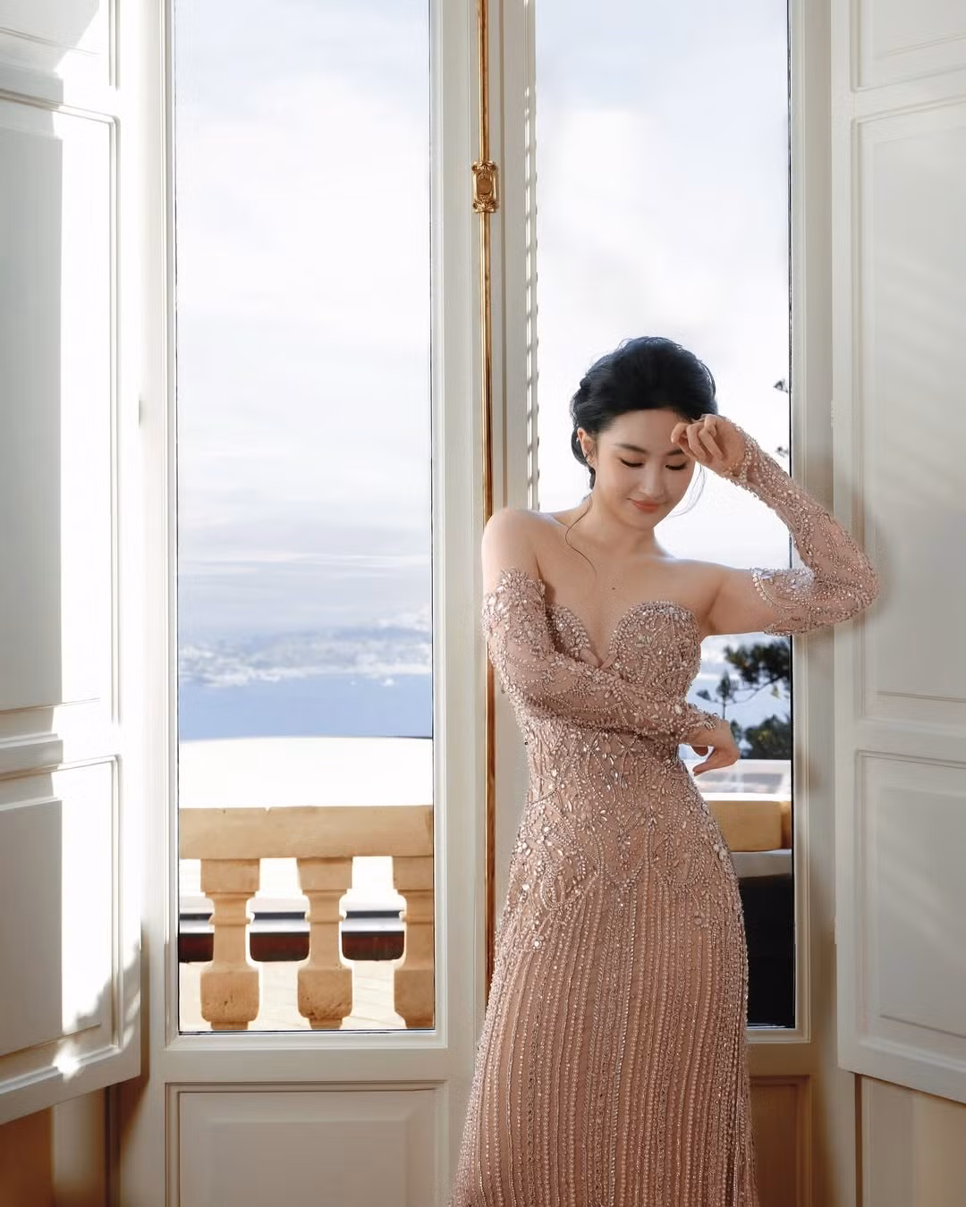 Sau khi Lưu Diệc Phi xuất hiện tại Vogue Thịnh Điển, các cửa hàng thủ công mỹ nghệ lập tức bắt tay tạo ra hàng loạt kẹp tóc, trâm cài và vòng hoa lấy cảm hứng từ tạo hình của cô.