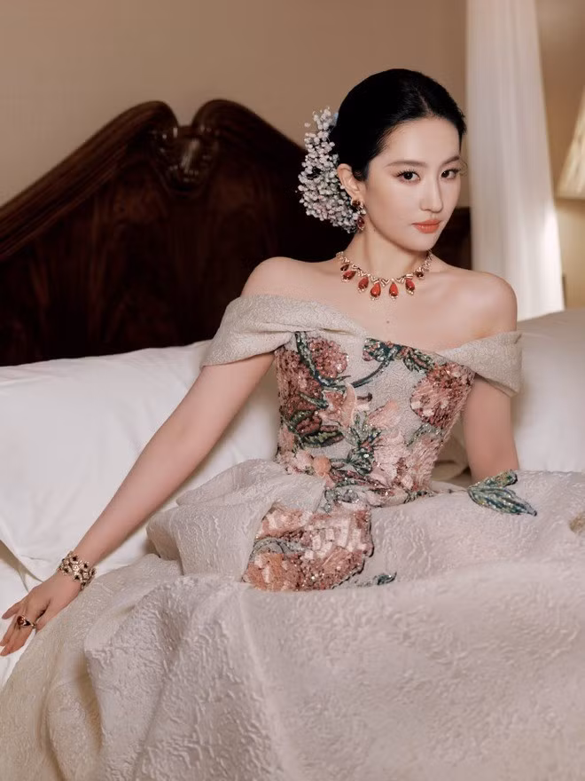 Không chỉ khiến công chúng trầm trồ vì nhan sắc đỉnh cao và khí chất ngút ngàn, Lưu Diệc Phi còn vô tình khơi dậy một trào lưu làm đẹp mới: hoa baby cài tóc.