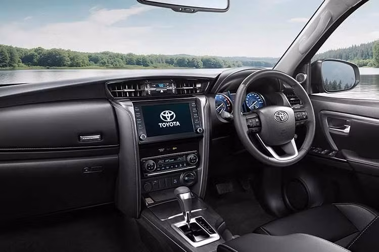 Về kích thước, Toyota Fortuner Leader Edition 2026 có chiều dài tổng thể 4.795 mm, rộng 1.855 mm, cao 1.835 mm và chiều dài cơ sở đạt 2.750 mm. Khoảng sáng gầm xe ở mức 193 mm, phù hợp với nhu cầu di chuyển đa địa hình.