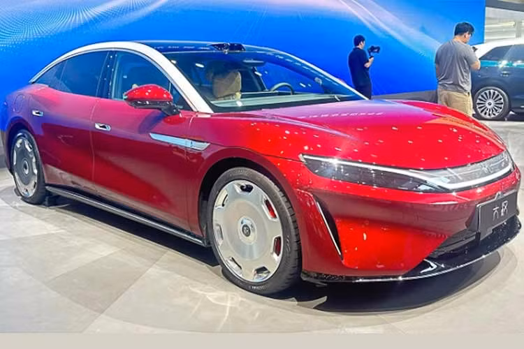 Một trong những điểm đáng chú ý nhất của Da Han EV là công nghệ sạc nhanh. Theo BYD, xe có thể sạc từ 10% lên 97% pin trong khoảng 9 phút. Da Han EV cũng được trang bị hệ thống treo khí nén hai buồng DiSus-A, có khả năng điều chỉnh thân xe chủ động và hỗ trợ quan sát mặt đường.