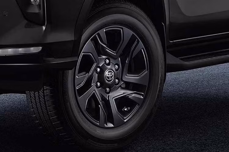 Bên cạnh đó, các chi tiết như ốp trang trí cửa sau, ăng-ten vây cá, ốp hông xe và chữ Fortuner trên nắp capo giúp xe dễ dàng nhận diện so với các phiên bản tiêu chuẩn. Xe cung cấp ba lựa chọn màu sơn ngoại thất gồm Trắng Super White, Trắng ngọc trai Platinum White Pearl và Đen Attitude Black.
