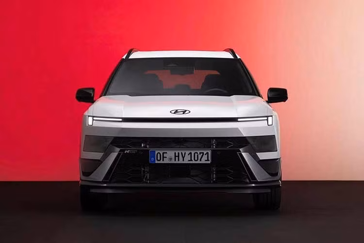 Hyundai chỉ xác nhận hệ truyền động hybrid sẽ ảnh hưởng đến không gian khoang hành lý. Bayon mới sẽ có mặt tại các đại lý Hyundai ở châu Âu vào đầu năm 2027.