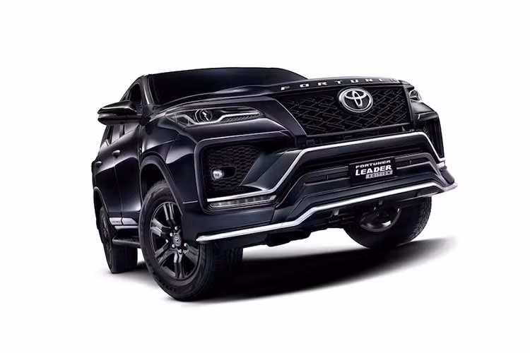 Tại thị trường Ấn Độ, khách hàng chỉ có tùy chọn Toyota Fortuner Leader Edition 2026 với hệ dẫn động cầu sau (4x2) đi kèm động cơ dầu, với mức giá dao động từ 3,651 đến 3,872 triệu Rupee (khoảng 977 triệu - 1,036 tỷ đồng).