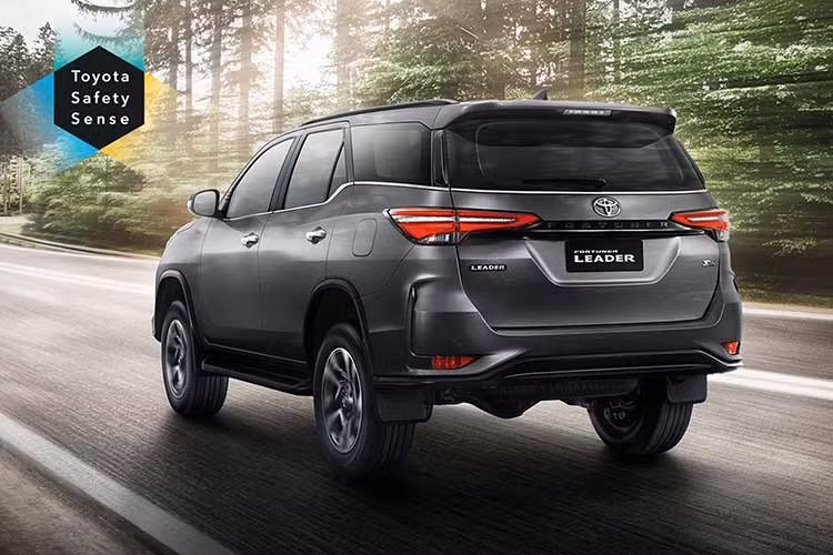 Ở ngoại thất, Fortuner Leader Edition 2026 có các chi tiết sơn đen tương phản, mâm xe hợp kim sơn đen bóng kèm nắp chụp đồng màu, mui xe sơn đen hai tông màu tương phản với nước sơn chủ đạo, cùng lưới tản nhiệt thiết kế riêng.