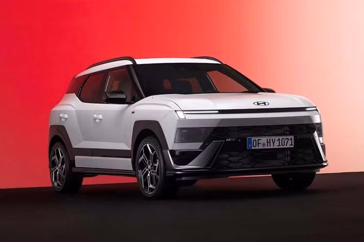 Mới đây, Hyundai đã vén màn Bayon phiên bản dành cho thị trường Ấn Độ. Cùng thời điểm đó, Hyundai Bayon 2027 dành cho thị trường châu Âu cũng ra mắt tại Triển lãm Ô tô Paris 2026. Đây là mẫu SUV cỡ B ra mắt lần đầu vào năm 2021. Phiên bản hoàn toàn mới vừa xuất hiện tại Triển lãm Ô tô Paris ôm quyết tâm trở thành đối thủ khiến Ford Puma phải đau đầu.