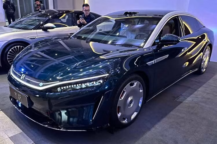 BYD vừa ra mắt mẫu sedan thuần điện cỡ lớn Da Han EV tại Trung Quốc. Xe được phân phối với ba phiên bản, giá từ 235.900 đến 275.900 nhân dân tệ (tương đương khoảng 913 triệu - 1,59 tỷ đồng).