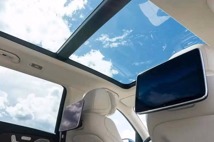 Mercedes-Benz cung cấp hai cấu hình truyền động cho GLS 2027. Phiên bản tiêu chuẩn GLS 450 được trang bị động cơ xăng 6 xi-lanh thẳng hàng 3.0L tăng áp kết hợp hệ thống Mild-Hybrid, sản sinh công suất 375 mã lực và mô-men xoắn cực đại 560 Nm, tăng nhẹ về sức kéo so với bản tiền nhiệm.