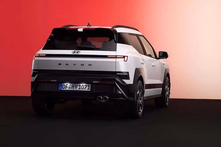 Do đó, không có gì bất ngờ khi Hyundai Bayon 2027 trông như phiên bản thu nhỏ của Tucson mới. Thể hiện rõ nhất qua dải đèn LED định vị ban ngày hình gậy khúc côn cầu, đường viền nắp ca-pô được nâng cao, các vòm bánh xe vuông vức và tên xe được viết bằng những ký tự cỡ lớn bên dưới logo Hyundai trên cửa cốp.