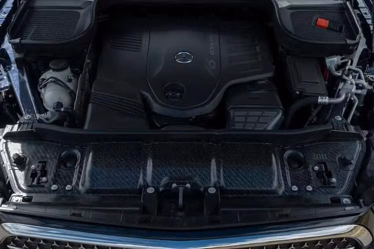 Trải nghiệm vận hành trên GLS 2027 tiếp tục duy trì sự êm ái nhờ hệ thống treo khí nén Airmatic trang bị tiêu chuẩn. Trên bản GLS 580, hệ thống chống lật chủ động giúp kiểm soát độ nghiêng thân xe khi vào khúc khuỷu, trong khi khả năng cách âm và giảm chấn được nâng cấp nhằm mang lại không gian cabin yên tĩnh trên những chặng đường dài.