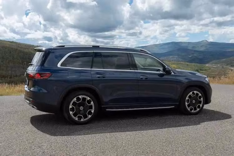 Tổng thể thiết kế của Mercedes-Benz GLS 2027 vẫn giữ phom dáng quen thuộc nhưng được làm mới ở phần đầu và đuôi xe. Khu vực cản trước được tái thiết kế cùng lưới tản nhiệt rộng hơn, bao quanh bởi dải ốp màu đen bóng nối liền cụm đèn chiếu sáng.