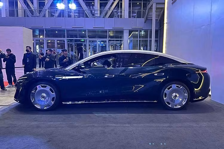 Hai phiên bản dẫn động cầu sau RWD đều có tầm hoạt động tối đa 1.008km theo chuẩn CLTC. Trong khi đó, bản dẫn động bốn bánh AWD có phạm vi hoạt động 880km. Da Han EV tiếp tục ngôn ngữ thiết kế đặc trưng của dòng Han. Phần đầu xe nổi bật với dải đèn chạy ban ngày dài hơn 2,4m, sử dụng 249 bóng LED.