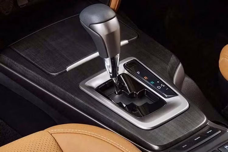 Về vận hành, Fortuner Leader Edition không có thay đổi về mặt cơ khí. Xe tiếp tục sử dụng động cơ dầu tăng áp 2.8L 4 xi-lanh quen thuộc, sản sinh công suất tối đa khoảng 204 mã lực. Phiên bản số sàn 6 cấp đạt mô-men xoắn cực đại 420Nm, trong khi phiên bản số tự động 6 cấp đạt 500Nm.