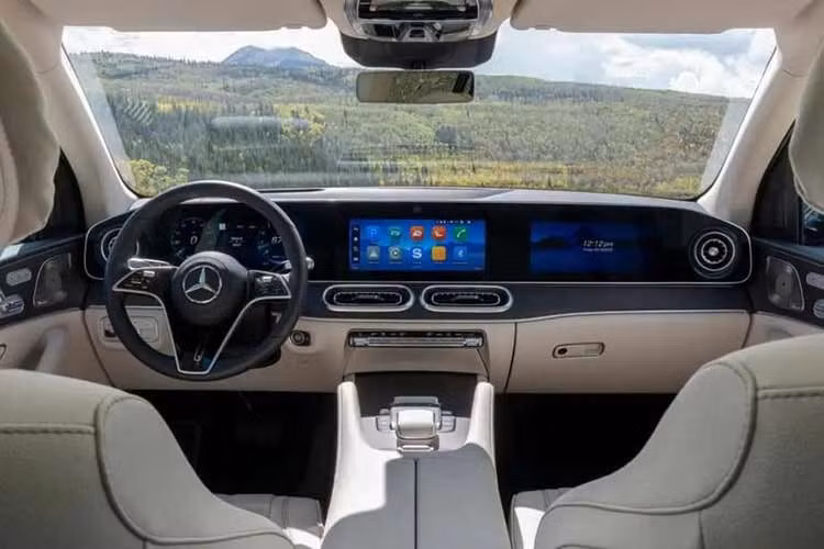 Bước vào bên trong, khoang lái của GLS 2027 gây ấn tượng với hệ thống màn hình MBUX thế hệ mới gồm ba màn hình kích thước 12,3 inch trải dài trên bảng điều khiển, phục vụ cho bảng đồng hồ kỹ thuật số, màn hình giải trí trung tâm và màn hình dành riêng cho hành khách phía trước.