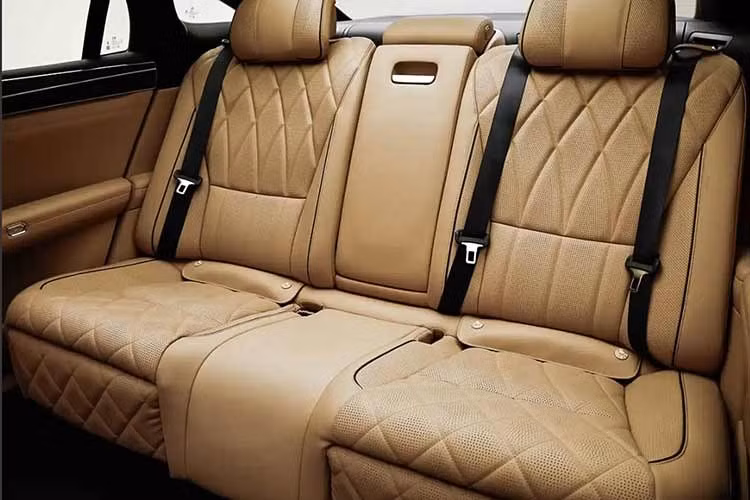 Hàng ghế sau của BYD Da Han EV mới có thêm bệ đỡ chân chỉnh điện, màn hình gập và bàn nhỏ phục vụ hành khách. Da Han EV sử dụng pin Blade thế hệ thứ hai dung lượng 102,3 kWh.