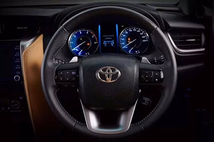 Bên trong khoang cabin, Toyota phối hai tông màu đen và đỏ đô (maroon) trên ghế bọc da và ốp cửa, mang lại cảm giác mới mẻ hơn so với tông màu tối truyền thống. Không gian nội thất cũng trang bị thêm hệ thống đèn nền cabin, ốp bệ bước chân chiếu sáng, gương chiếu hậu gập tự động và hệ thống theo dõi áp suất lốp (TPMS).