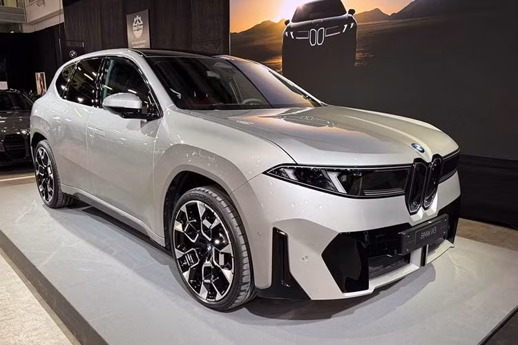BMW dự định tích hợp công nghệ Neue Klasse vào tổng cộng 40 mẫu xe mới và các bản cập nhật mẫu xe vào năm 2027. Những mẫu xe đầu tiên sẽ được ra mắt vào nửa cuối năm 2026 tại Đức và Mỹ. Công nghệ mới này tương thích với các xe được trang bị hệ điều hành BMW Operating System 9 và X.