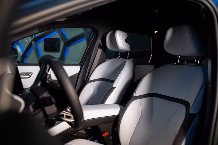 BMW đã tích hợp bộ pin cao áp vào cấu trúc xe để giảm trọng lượng. Với dung lượng 108,7 kWh, bộ pin này lưu trữ đủ năng lượng để cho phép chiếc crossover điện di chuyển quãng đường lên đến 805 km trước khi cần cắm sạc lại. Đây là mức đánh giá theo tiêu chuẩn WLTP, vì vậy có thể mức đánh giá của EPA sẽ giảm đi vài dặm.