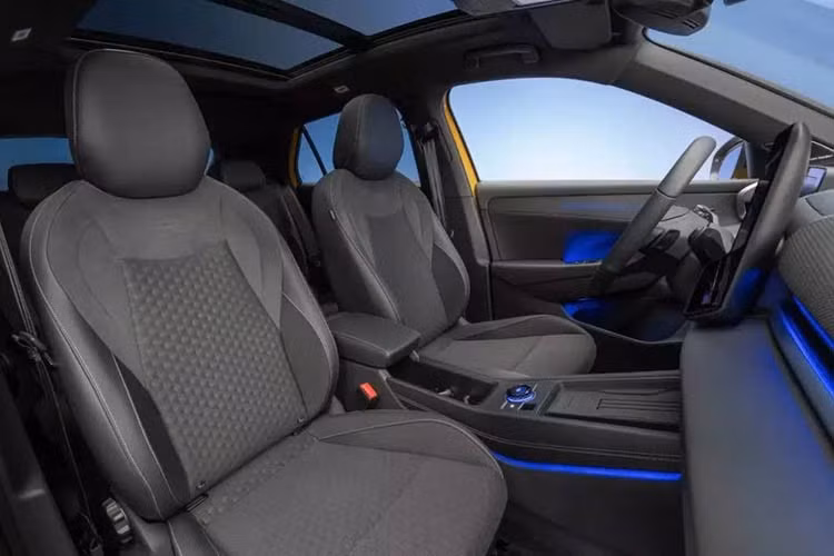 Trong khi đó, Travel Assist phản ứng với sự thay đổi tốc độ giới hạn và hỗ trợ chuyển làn tự động. Hệ thống cảnh báo lối ra cũng là một tùy chọn, mục đích duy nhất của nó là cảnh báo người lái và hành khách trước khi mở cửa rằng có ô tô hoặc xe đạp đang đến từ phía sau.
