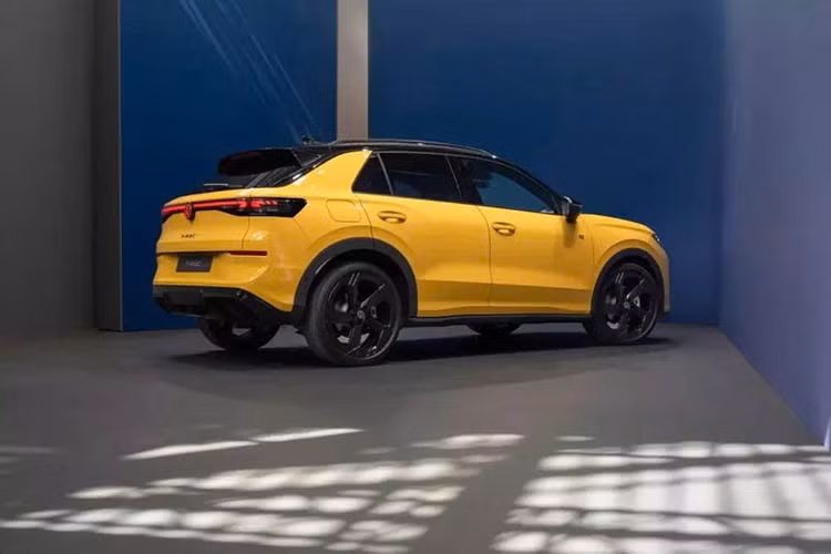 Volkswagen gọi phiên bản Life là phiên bản ít hấp dẫn nhất, tiếp theo là Style và R-Line. Như tên gọi, R-Line tập trung vào vẻ ngoài thể thao hơn là trải nghiệm lái xe thể thao. Hiện chưa rõ liệu T-Roc R có được hồi sinh trong thế hệ này hay không.