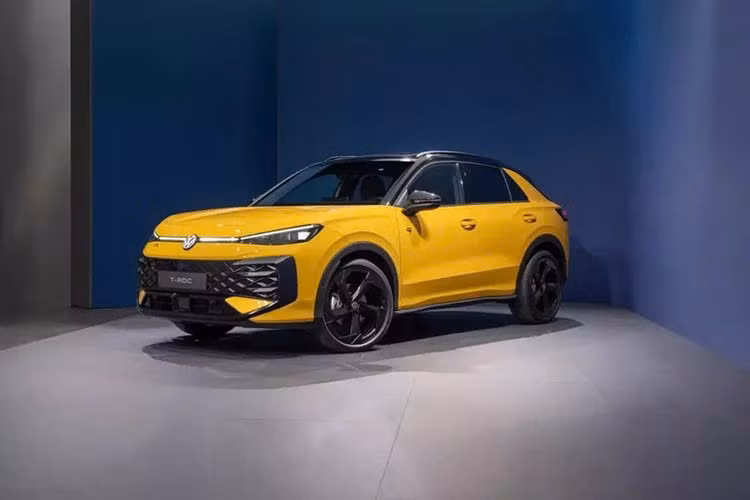 Được xây dựng trên nền tảng MQB Evo, mẫu crossover cỡ nhỏ này nằm giữa Tiguan lớn hơn và T-Cross cỡ nhỏ. Dài hơn khoảng 90 mm (3,5 inch) so với người anh em Golf, T-Roc cũng sẽ có thêm 2 tùy chọn hybrid hoàn toàn trong tương lai gần. Tại Vương quốc Anh, ba phiên bản trang bị tốt sẽ là đủ cho nhu cầu hiện tại.