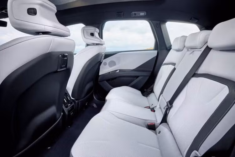 BMW iX3 có tốc độ sạc tối đa 400 kW, cho phép người dùng sạc đủ pin cho quãng đường lên đến 231 dặm (372 km) chỉ trong 10 phút khi kết nối với trạm sạc nhanh dòng điện một chiều (DC) 800V. Pin được sạc từ 10% đến 80% trong 21 phút. BMW iX3 mới cũng có thể được sạc từ các trạm DC 400V.