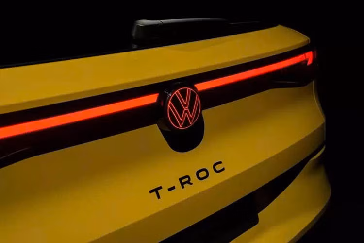 Volkswagen cũng đã ngừng sản xuất hộp số sàn, chỉ còn lại hộp số tự động ly hợp kép 7 cấp (DCT). Với dung tích khoang hành lý lớn hơn 30 lít so với T-Roc đời trước, mẫu xe mới có thể chứa tới 475 lít khi hàng ghế sau được dựng thẳng.