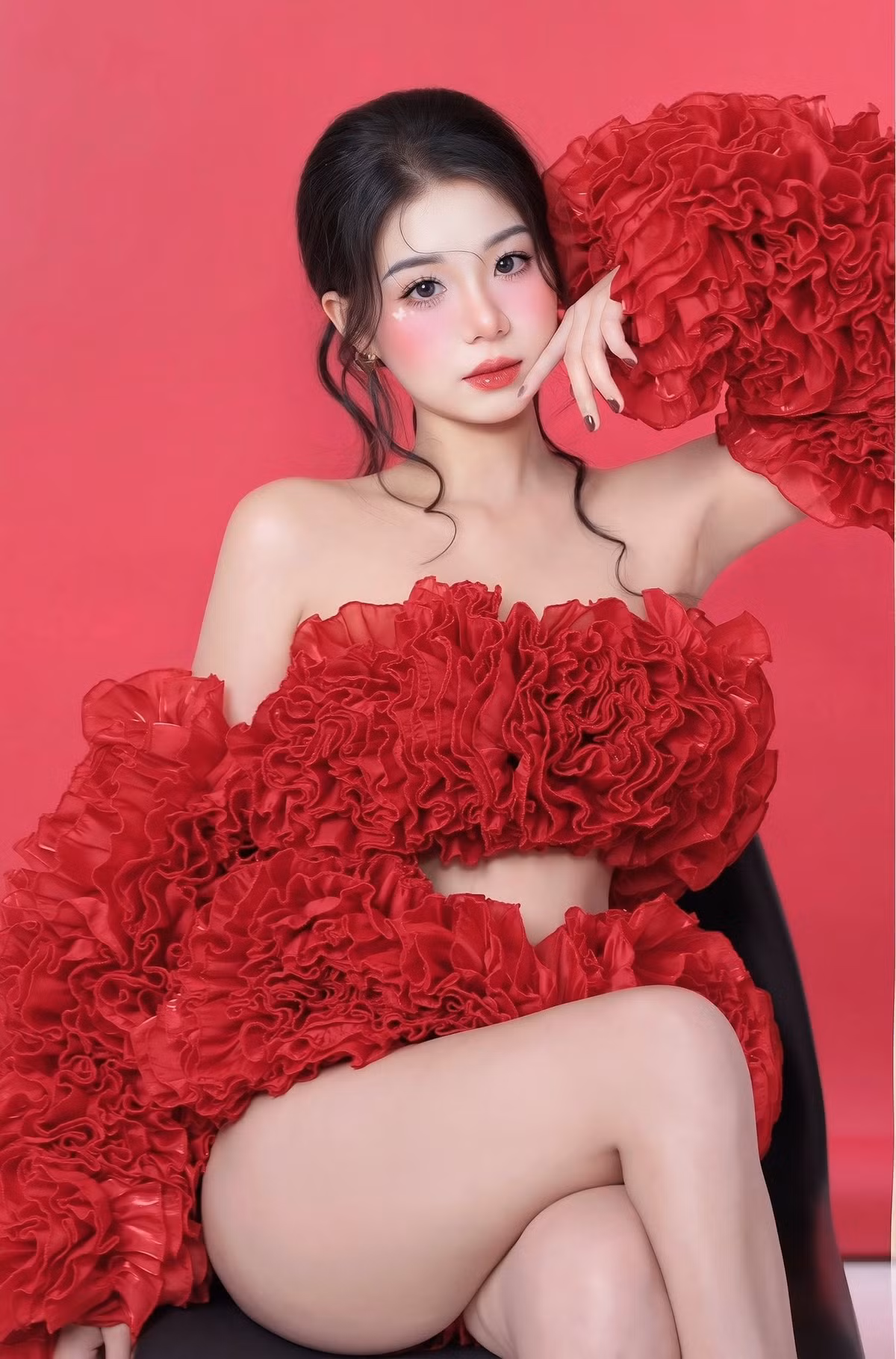 Thiết kế này giúp Trà Hạ Ly khoe trọn lợi thế hình thể. Phần áo trễ vai tôn lên bờ vai móc áo gợi cảm và xương quai xanh thanh mảnh.