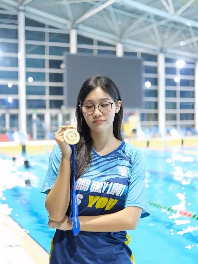 Nhưng vì thể trạng gầy gò, Phương Anh được khuyến khích tập thể thao để cải thiện sức khỏe. Và chính lúc ấy, cô bạn sinh năm 2001 bén duyên với bơi lội.