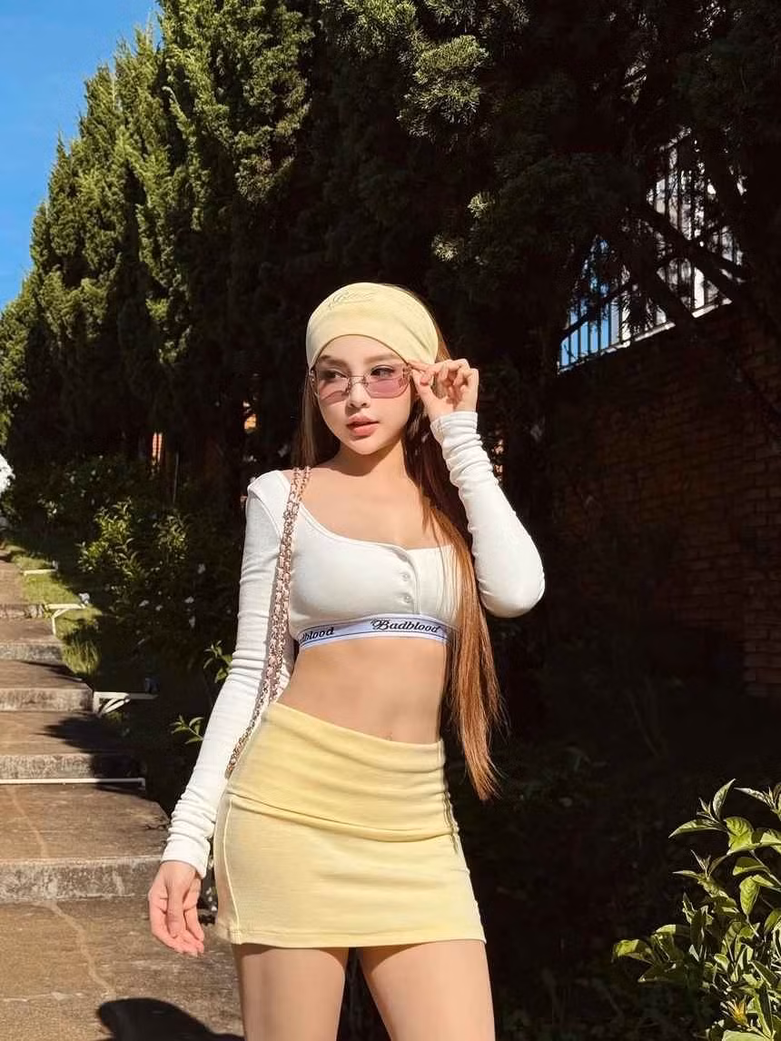 Huyền Baby là một trong những hot girl Hà thành đời đầu, nổi tiếng với khuôn mặt xinh như búp bê và vóc dáng nóng bỏng.